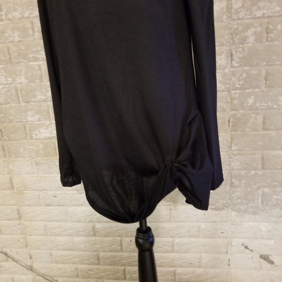 Absolutely Gorgeous cold shoulder blouse - Picture 4 of 7